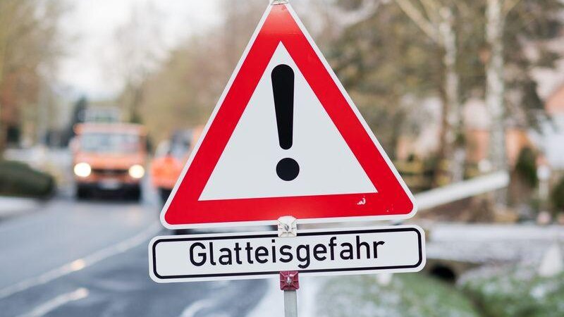 Bei Temperaturen von minus ein Grad kann es lokal zu Glatteis kommen. (Symbolbild)