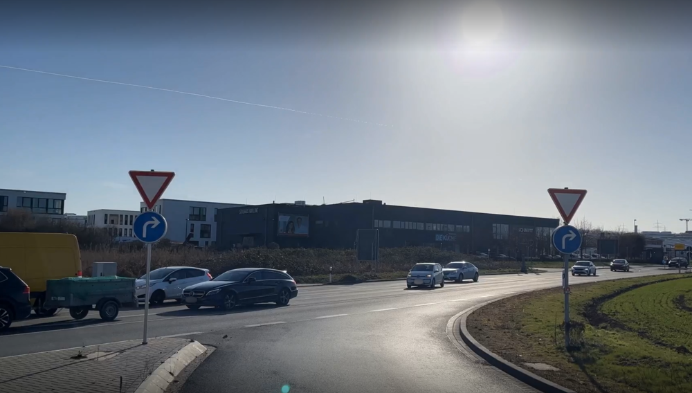 Die Kreuzung-Weinackerweg-Nordtangente.