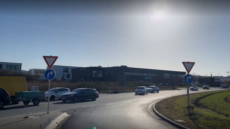 Die Kreuzung-Weinackerweg-Nordtangente.