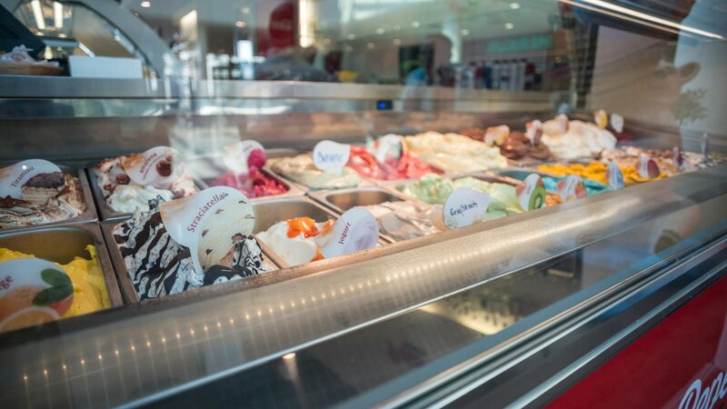 Verschiedene Geschmacksrichtungen von Eiscreme in einer Eisdiele.
