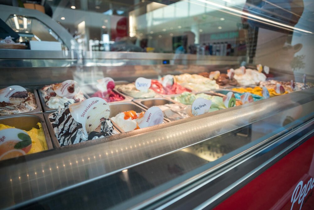 Verschiedene Geschmacksrichtungen von Eiscreme in einer Eisdiele.