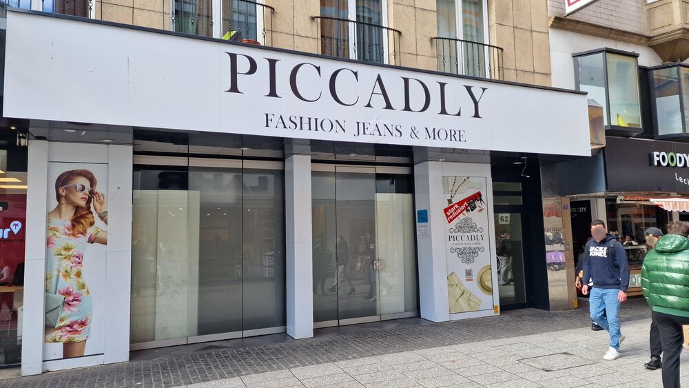 Wieder ein Leerstand in der Koblenzer Löhrstraße: Das Modegeschäft Piccadly Fashion hat seine Türen dauerhaft geschlossen. Wieder ein Leerstand in der Koblenzer Löhrstraße: Das Modegeschäft Piccadly Fashion hat seine Türen dauerhaft geschlossen.