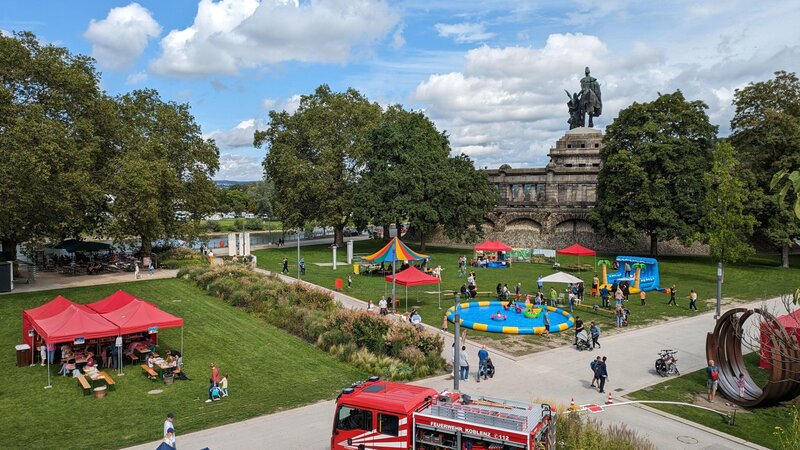 Auf dem Wiesen hinter dem Deutschen Eck steigt am Sonntag der „Wasserspaß am Eck“. Die Kinder können in einem großen Pool planschen.