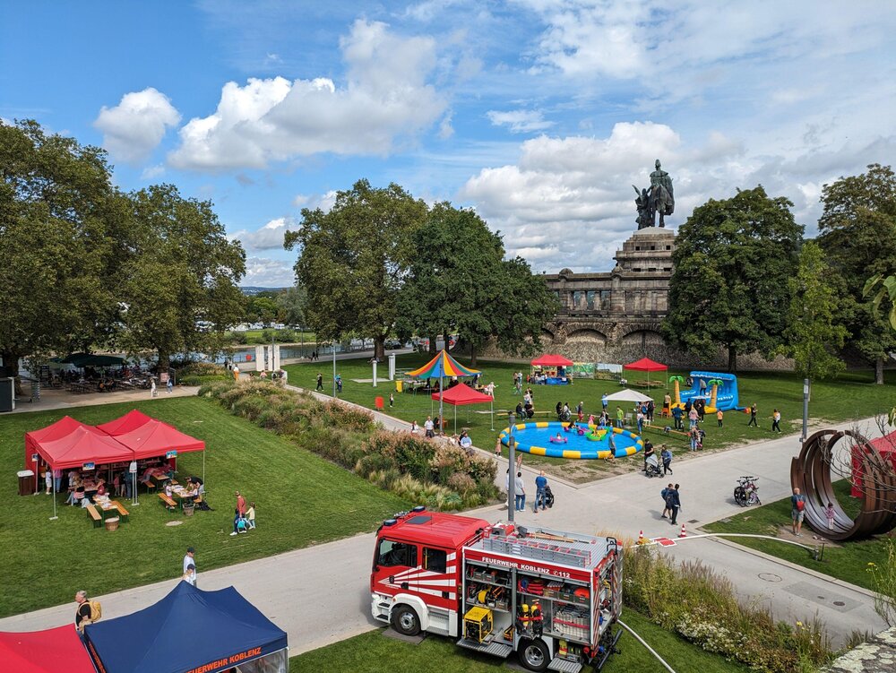 Auf dem Wiesen hinter dem Deutschen Eck steigt am Sonntag der „Wasserspaß am Eck“. Die Kinder können in einem großen Pool planschen. Auf dem Wiesen hinter dem Deutschen Eck steigt am Sonntag der „Wasserspaß am Eck“. Die Kinder können in einem großen Pool planschen.
