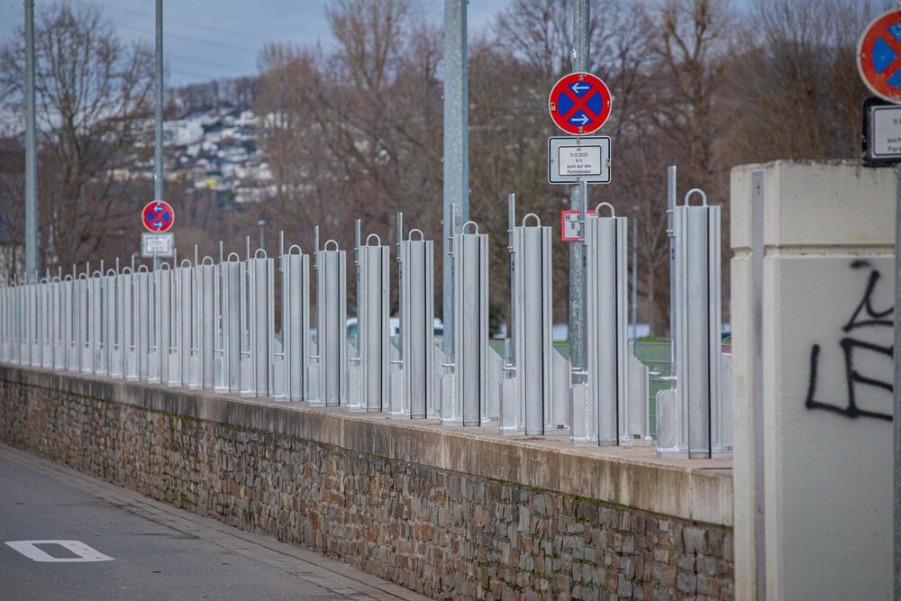 Stützen der Hochwasserschutzwand im Koblenzer Stadtteil Neuendorf.