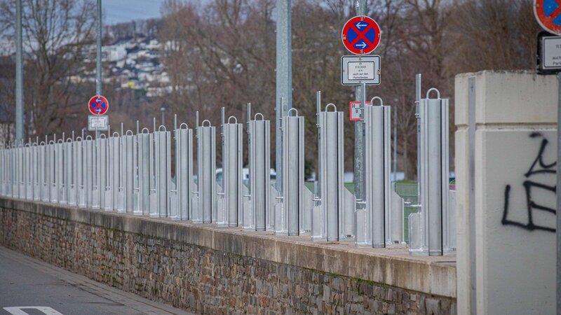 Stützen der Hochwasserschutzwand im Koblenzer Stadtteil Neuendorf.
