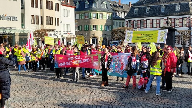 300 Beschäftigte des öffentlichen Dienstes aus dem Sozial- und Erziehungsdienst sowie Hauswirtschafts- und Reinigungskräfte demonstrierte auf dem Marktplatz Mayen.