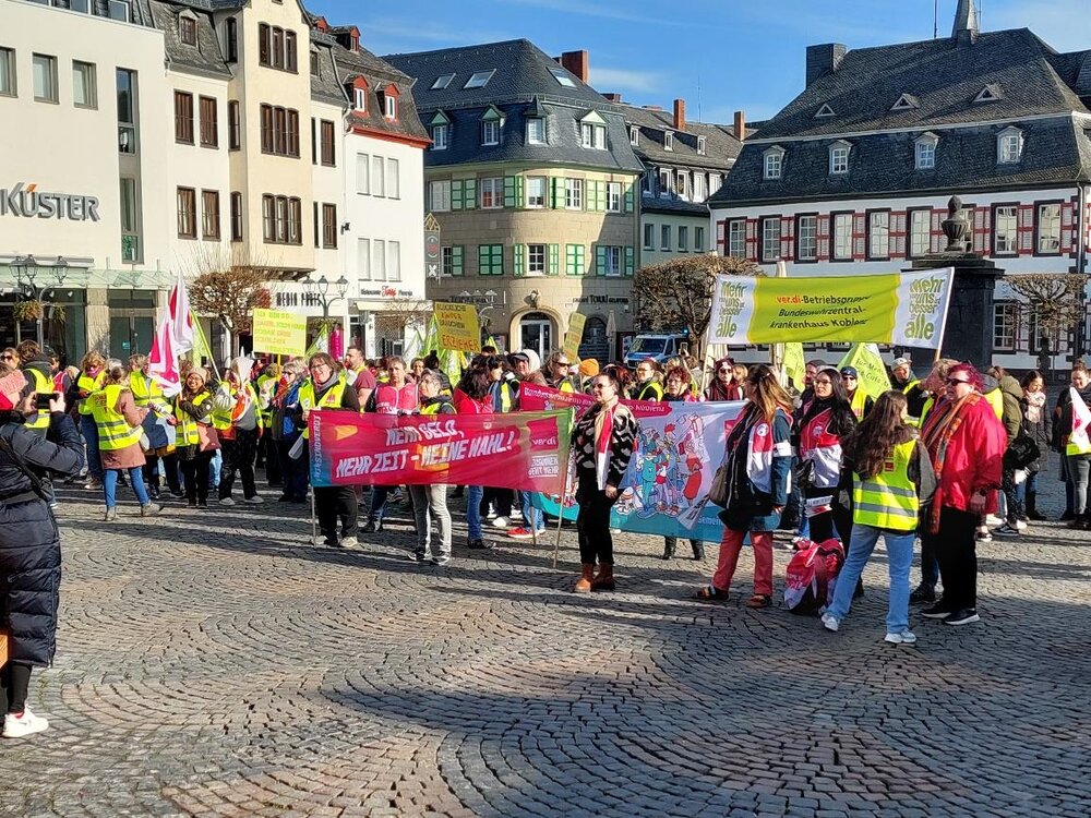 300 Beschäftigte des öffentlichen Dienstes aus dem Sozial- und Erziehungsdienst sowie Hauswirtschafts- und Reinigungskräfte demonstrierte auf dem Marktplatz Mayen.