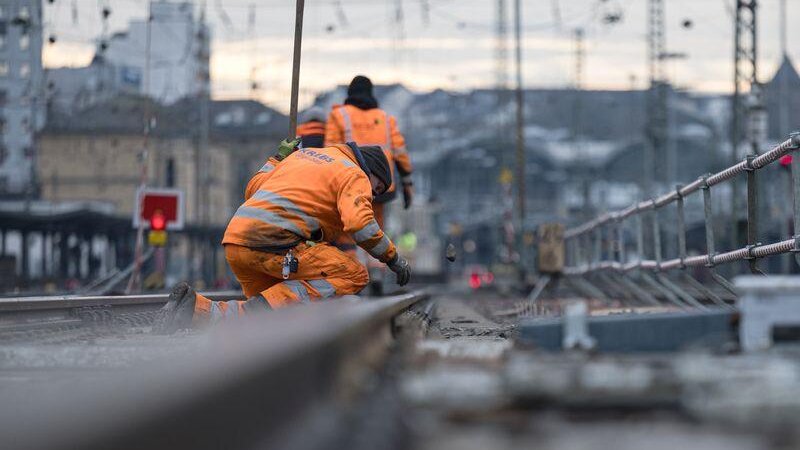 Arbeiten an Schienen führen oft Sperrungen mit sich. (Symbolbild)