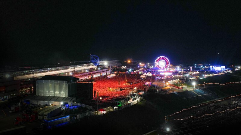 Das Rock am Ring Festivalgelände bei Nacht.