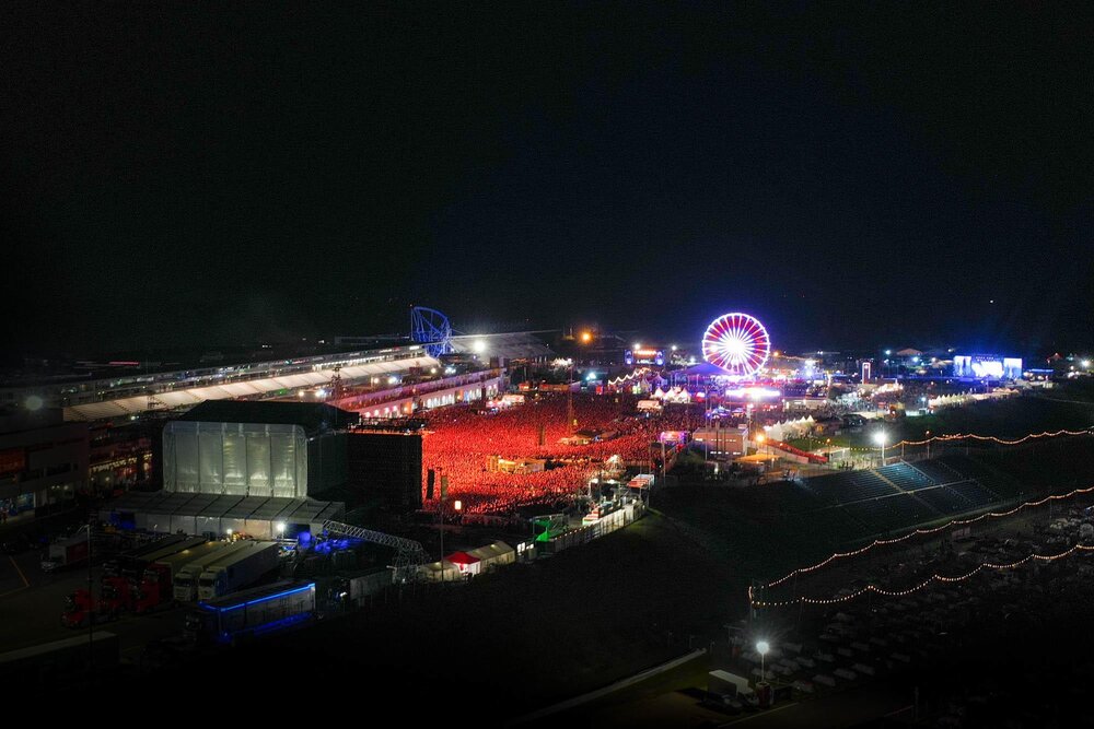 Das Rock am Ring Festivalgelände bei Nacht.