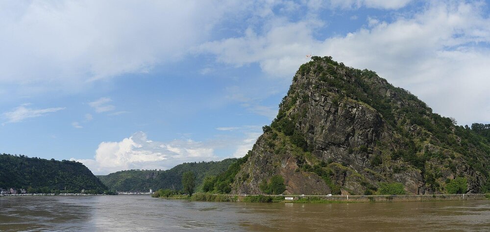 Loreleyfelsen bei St. Goarshausen. Loreleyfelsen bei St. Goarshausen.