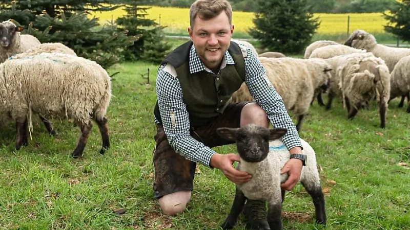 Gemeinsam mit seinem Vater kümmert sich Michi um seine Weihnachtsbäume, Schafe, Schweine und Puten.