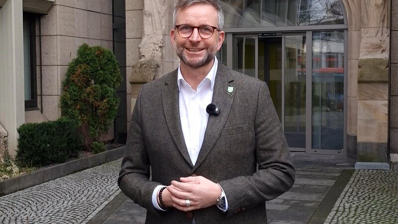 Marko Boos vor dem Kreishaus in Koblenz.