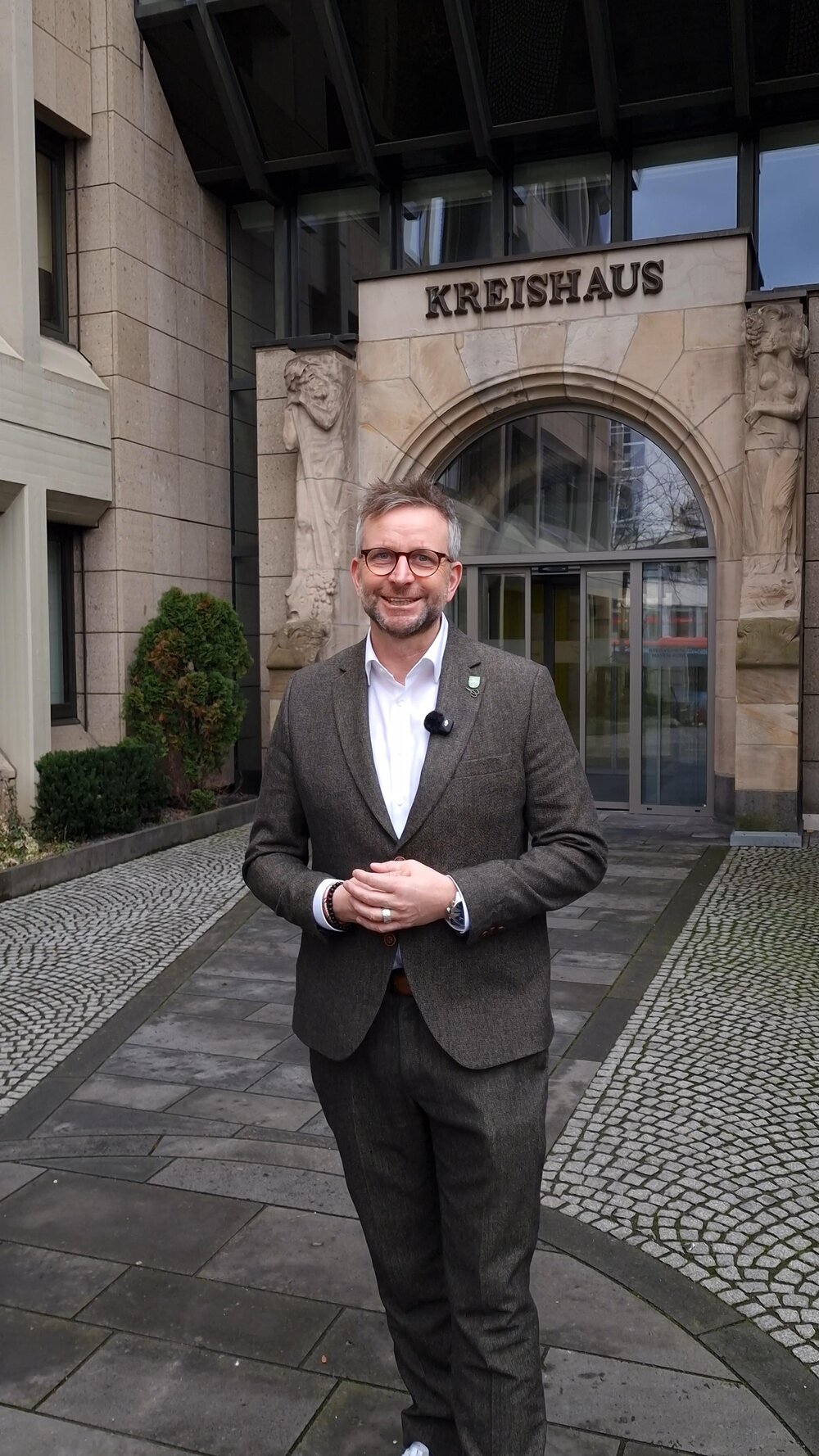 Marko Boos vor dem Kreishaus in Koblenz.