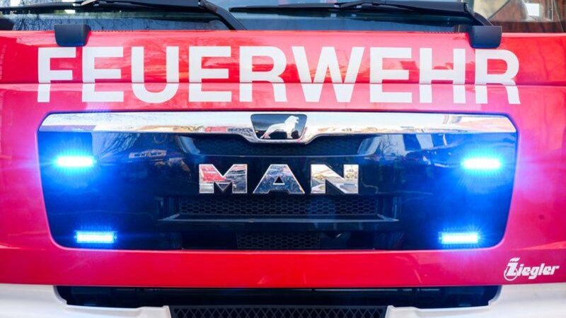 Bis zum Morgen lässt die Feuerwehr das Haus ausbrennen, wie die Polizei mitteilte. (Symbolbild)