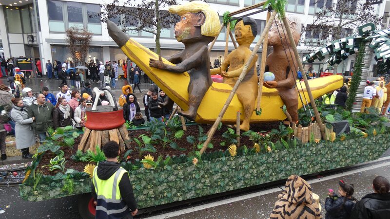 Bei den Motivwagen überzeugte der Alt-Herren-Corps mit seiner „Bananenschaukel“.