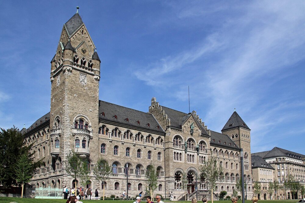 Ehemaliges preußisches Regierungsgebäude in den Rheinanlagen von Koblenz, Sitz der Leitung des BAAINBw. Ehemaliges preußisches Regierungsgebäude in den Rheinanlagen von Koblenz, Sitz der Leitung des BAAINBw.