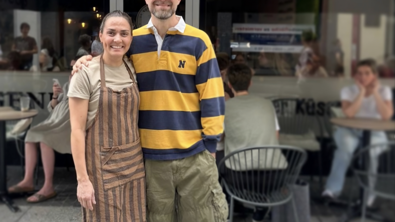Sänger Mark Forster vor Café Laibgenuss in Koblenz