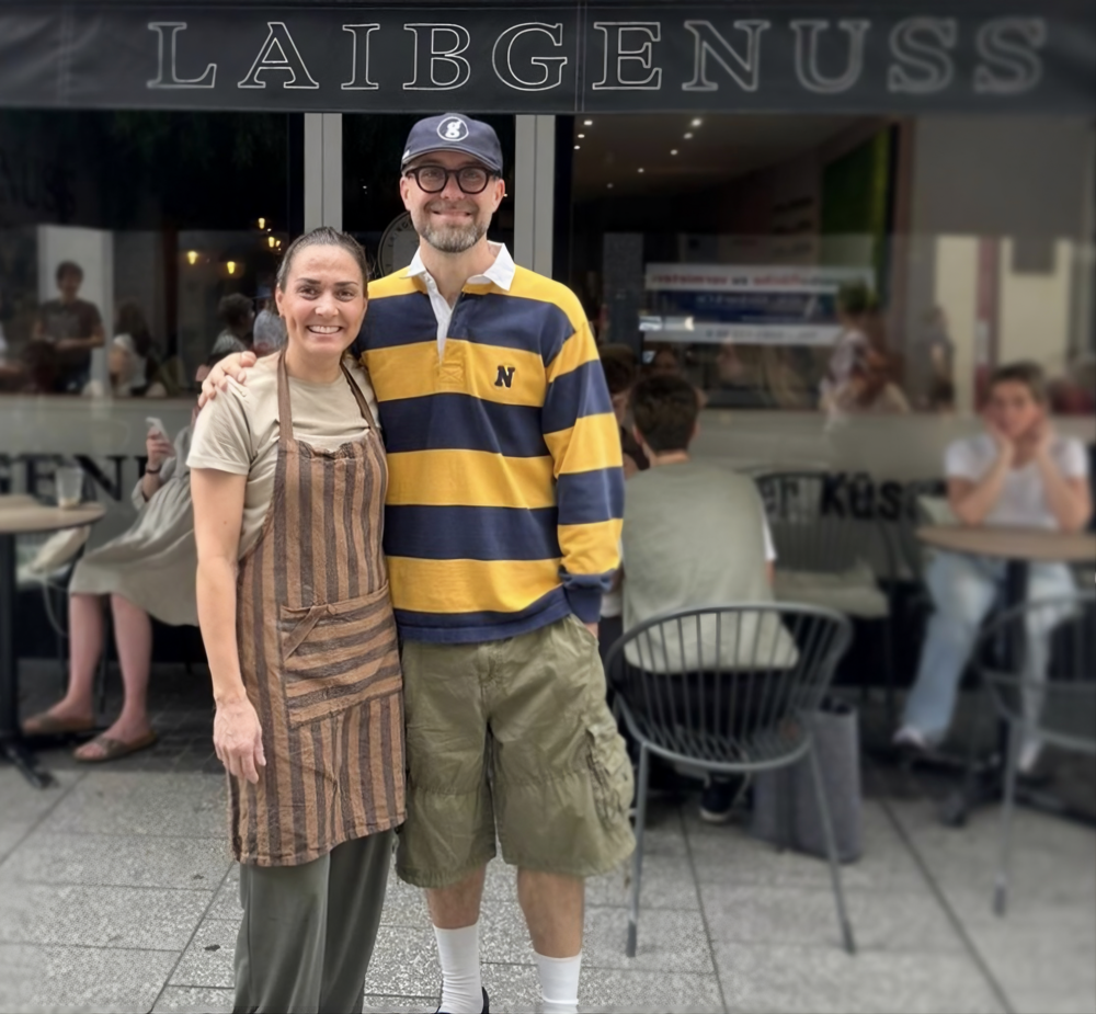 Sänger Mark Forster vor Café Laibgenuss in Koblenz