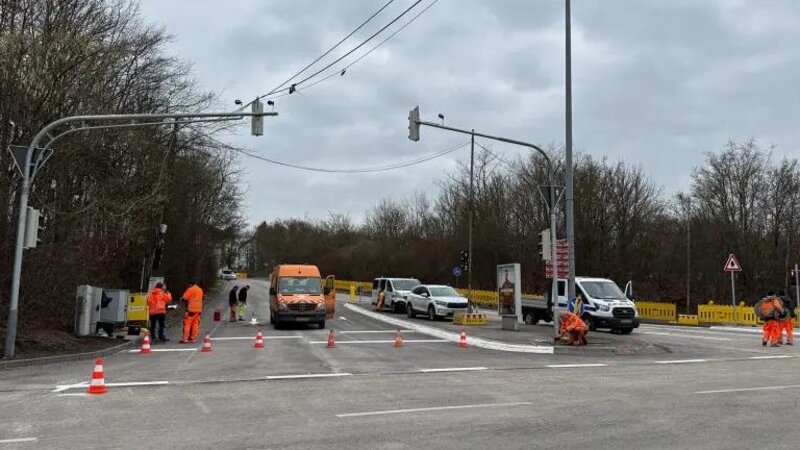 Am Kreuzungsbereich Oberweiher werden die letzten Markierungsarbeiten ausgeführt. Der Bereich soll am Freitag, 7. Februar gegen 17 Uhr für den Verkehr freigegeben werden.