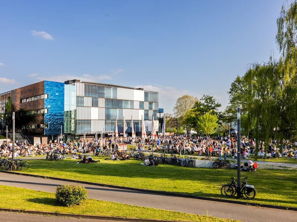 Die Blaue Stunde in Koblenz vor der Rhein-Mosel-Halle.