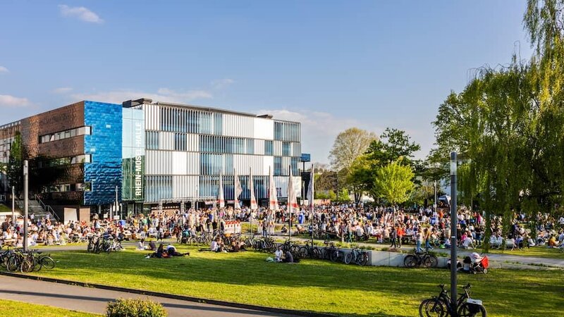 Die Blaue Stunde in Koblenz vor der Rhein-Mosel-Halle.