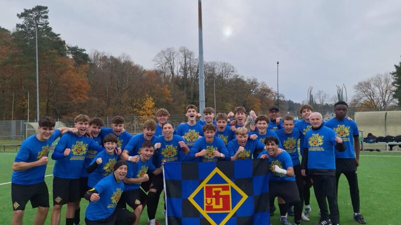 Die U17 der TuS Koblenz feiert den Aufstieg in die höchste Spielklasse Deutschlands.