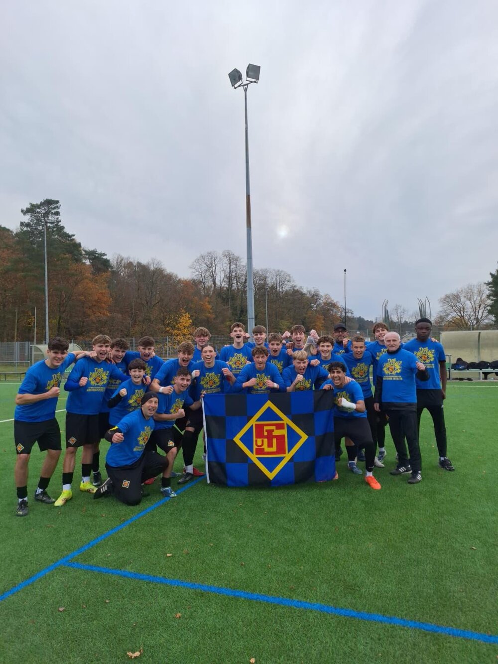 Die U17 der TuS Koblenz feiert den Aufstieg in die höchste Spielklasse Deutschlands.
