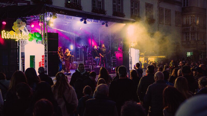 Der Schängelmarkt bietet mehrere Bühnen mit Live-Musik.