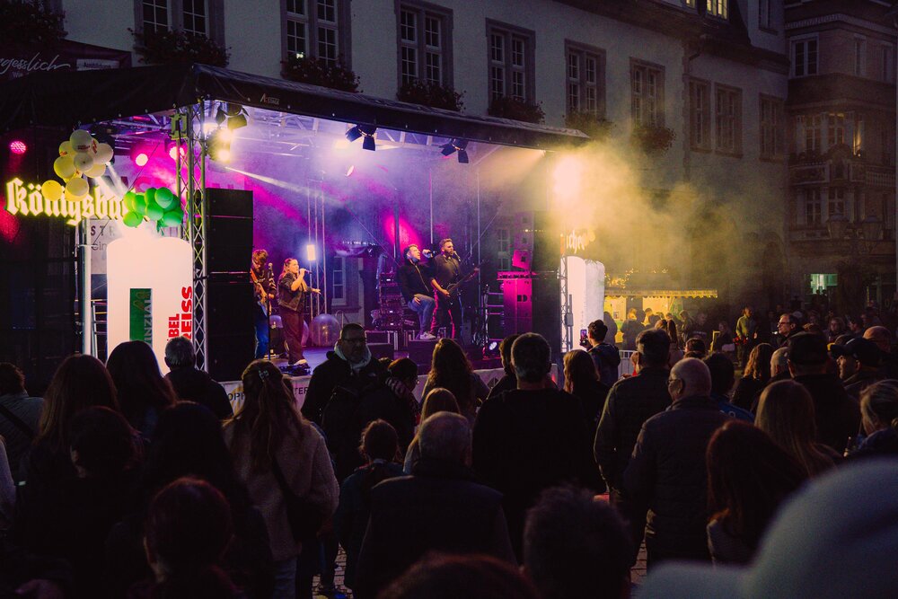 Der Schängelmarkt bietet mehrere Bühnen mit Live-Musik.