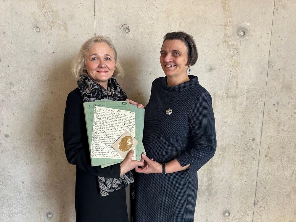 Gesine Brockhoff, die Urgroßnichte Agnes Karlls, übergibt deren Nachlass im Rahmen einer Feierstunde an der Universität Koblenz an Elke Vogel. Gesine Brockhoff, die Urgroßnichte Agnes Karlls, übergibt deren Nachlass im Rahmen einer Feierstunde an der Universität Koblenz an Elke Vogel.