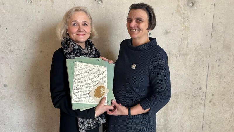Gesine Brockhoff, die Urgroßnichte Agnes Karlls, übergibt deren Nachlass im Rahmen einer Feierstunde an der Universität Koblenz an Elke Vogel.