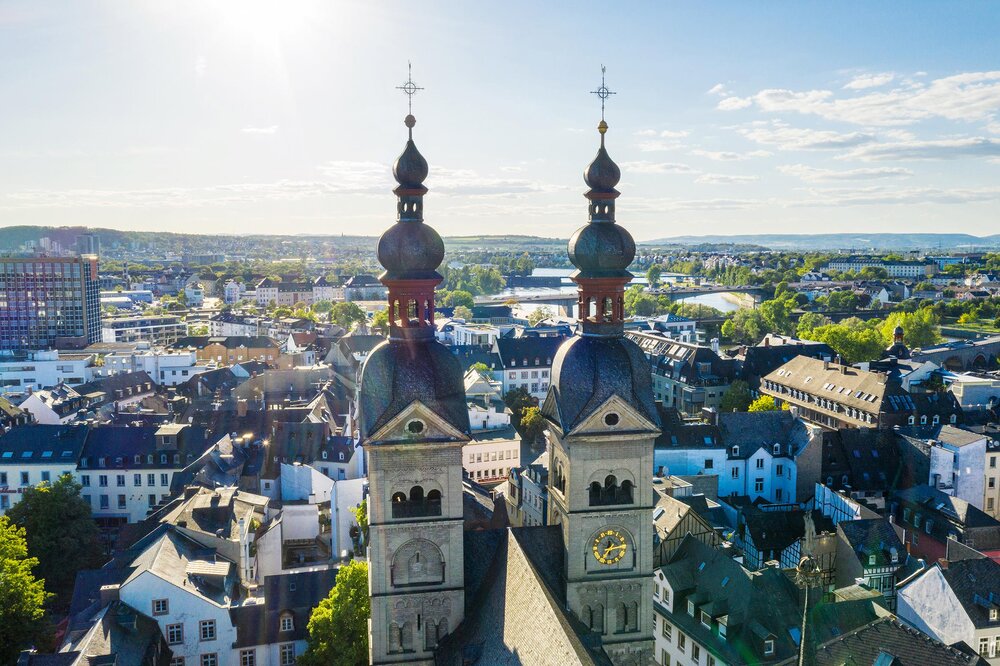 Luftaufnahme über die beiden Türme der Liebfrauenkirche hinweg auf die Stadt Koblenz.