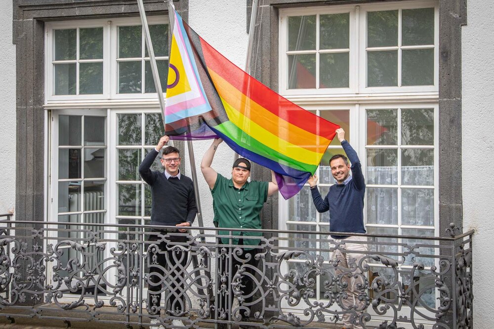 Setzten mit der Flaggenhissung am Koblenzer Rathaus ein gemeinsames Zeichen für Vielfalt (von links): Ratsmitglied Patrick Zwiernik, Queerbeauftragte Patricia Pederzani und Oberbürgermeister Setzten mit der Flaggenhissung am Koblenzer Rathaus ein gemeinsames Zeichen für Vielfalt (von links): Ratsmitglied Patrick Zwiernik, Queerbeauftragte Patricia Pederzani und Oberbürgermeister