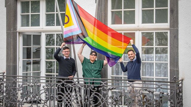 Koblenz hisst erstmals „Intersex Inclusive Pride Flag“ am Rathaus