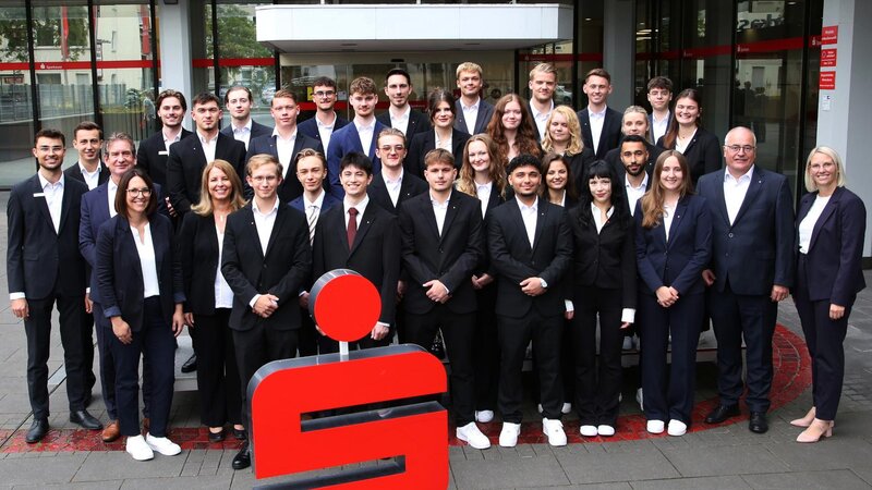 Die neuen Auszubildenden der Sparkasse Koblenz zusammen mit Vorstand Jörg Perscheid, Personalrat Michael Fröhlich, der Abteilungsleiterin des Personalmanagements Nicole Rausch, den beiden Aus