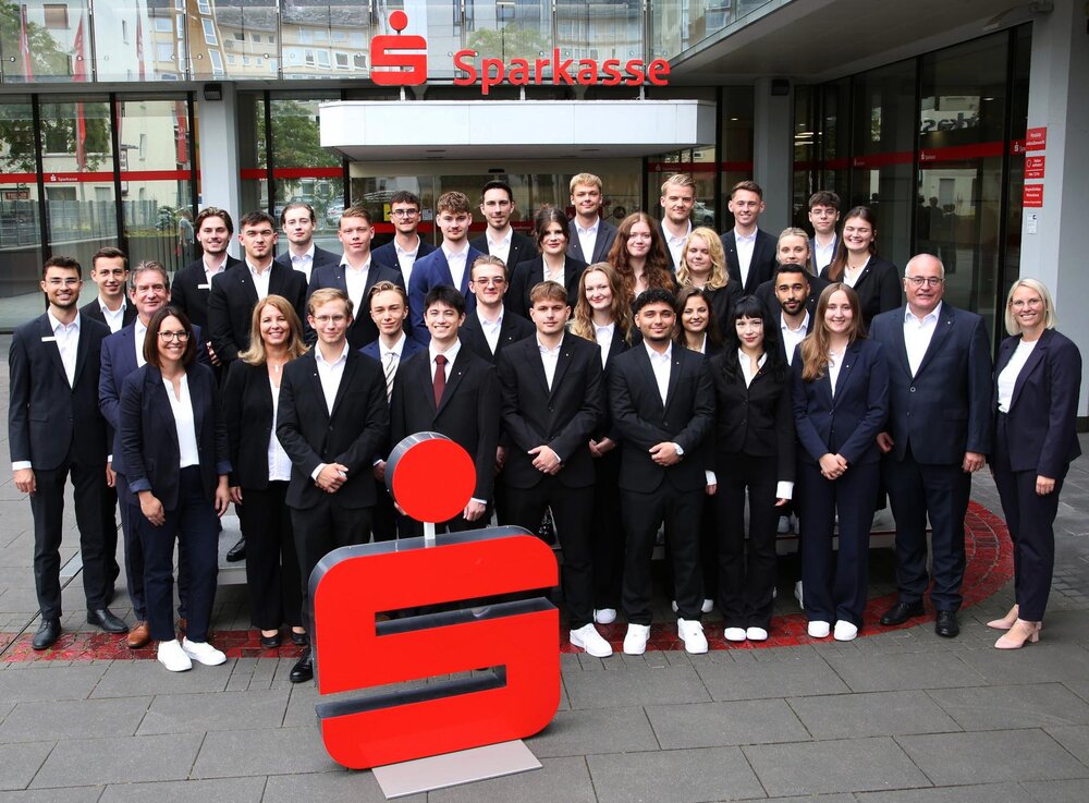 Die neuen Auszubildenden der Sparkasse Koblenz zusammen mit Vorstand Jörg Perscheid, Personalrat Michael Fröhlich, der Abteilungsleiterin des Personalmanagements Nicole Rausch, den beiden Aus