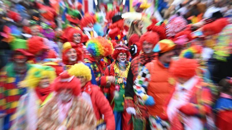 Die Rosenmontagszüge laufen durch das Land.