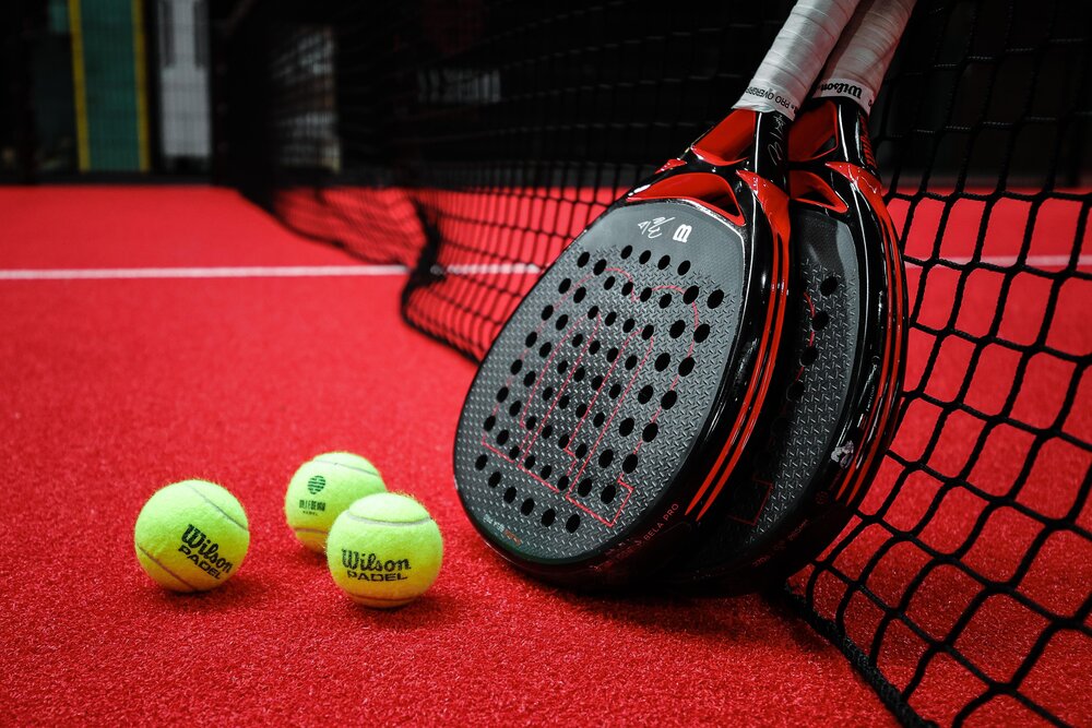 Padel-Schläger und Bälle (Symbolbild)