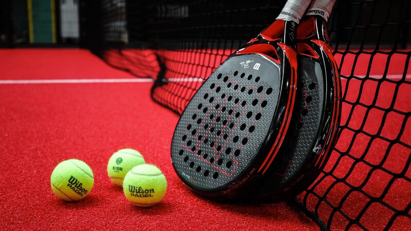 Padel-Schläger und Bälle (Symbolbild)