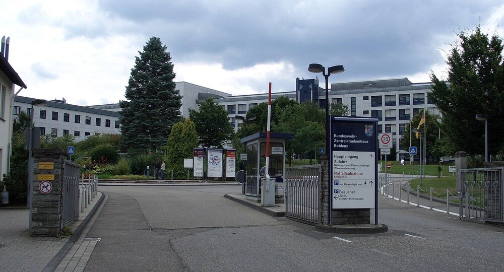 Der Haupteingang des Bundeswehrzentralkrankenhauses in Koblenz
