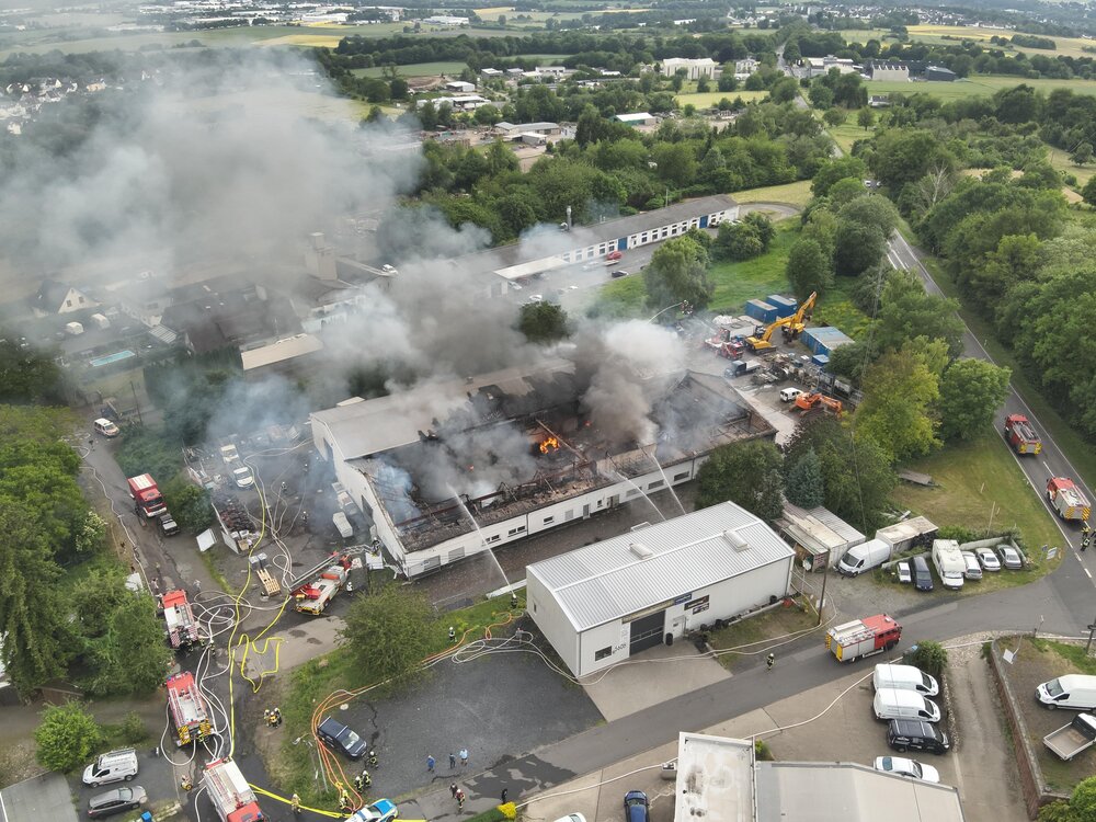 Diese Lagerhalle brannte am Mittwochabend in Neuwied-Gladbach völlig aus.