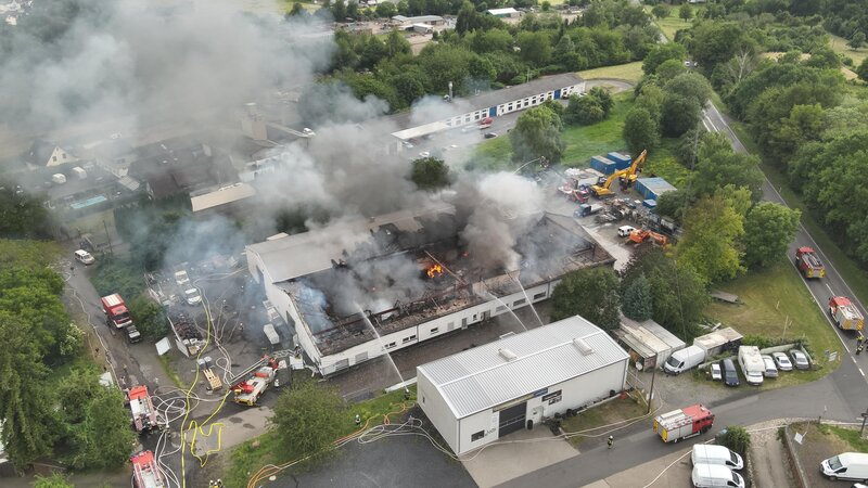 Diese Lagerhalle brannte am Mittwochabend in Neuwied-Gladbach völlig aus.