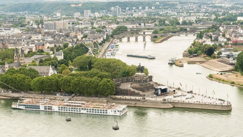 Blick vom Oberen Schlosshof der Festung Ehrenbreitstein über Koblenz.