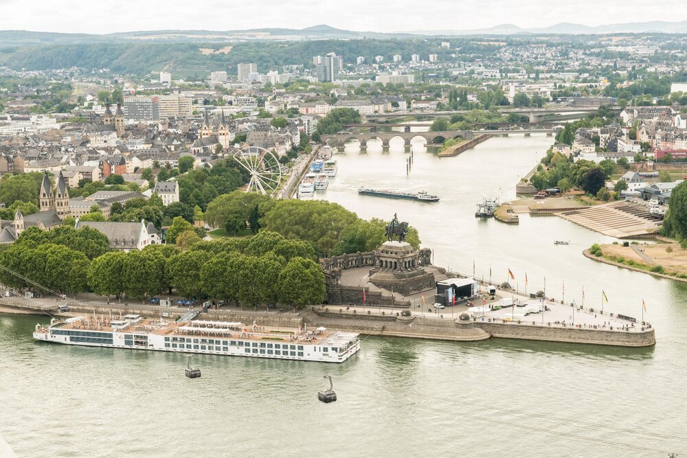 Blick vom Oberen Schlosshof der Festung Ehrenbreitstein über Koblenz.