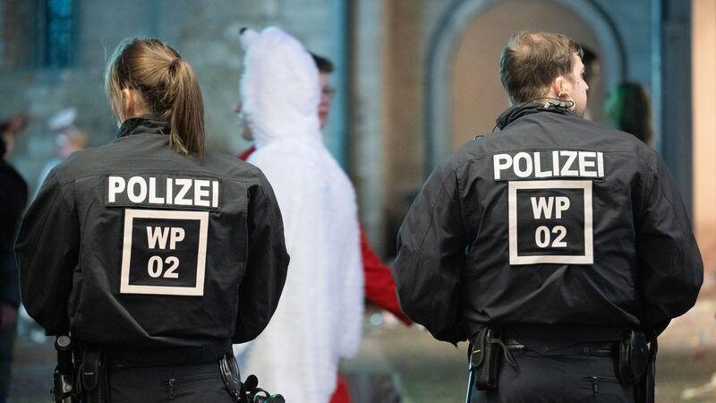 Von Altweiberdonnerstag bis Veilchendienstag werden laut Innenministerium mehr als 5.000 Polizeikräfte eingesetzt.