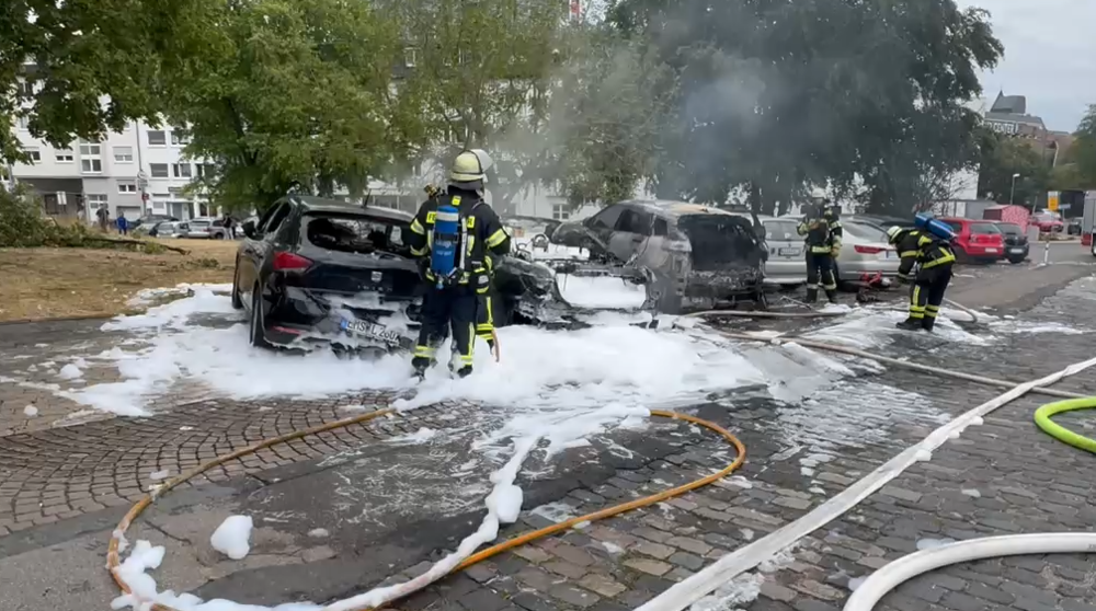Mehrere Fahrzeuge sind in der Koblenzer Innenstadt vollständig ausgebrannt.