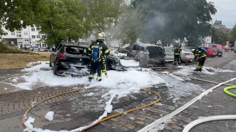 Mehrere Fahrzeuge sind in der Koblenzer Innenstadt vollständig ausgebrannt.
