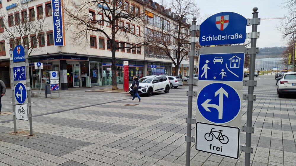 Schloßstraße trifft auf Casinostraße: Künftig wird die Fußgängerzone einige Meter in Richtung Schloßrondell reichen und den gesamten Knotenpunkt umfassen. Bislang treffen an dieser Stelle dre Schloßstraße trifft auf Casinostraße: Künftig wird die Fußgängerzone einige Meter in Richtung Schloßrondell reichen und den gesamten Knotenpunkt umfassen. Bislang treffen an dieser Stelle dre